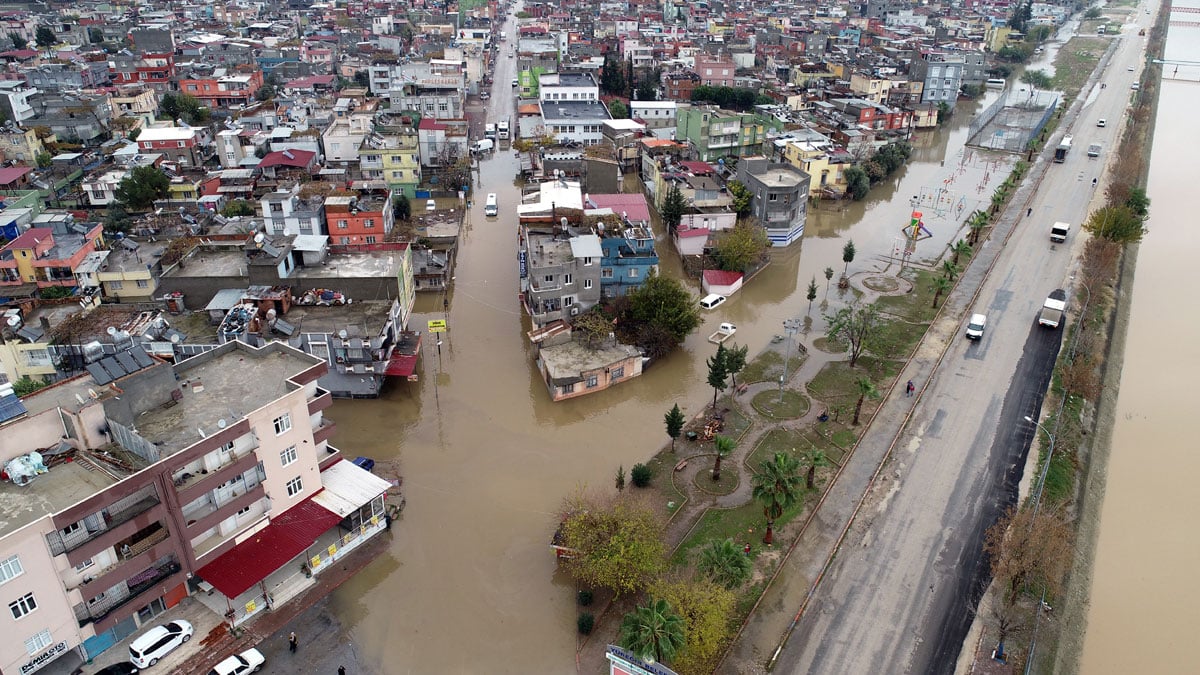 Adana'da cami hoparlörlerinden 'sağanak' uyarısı yapıldı