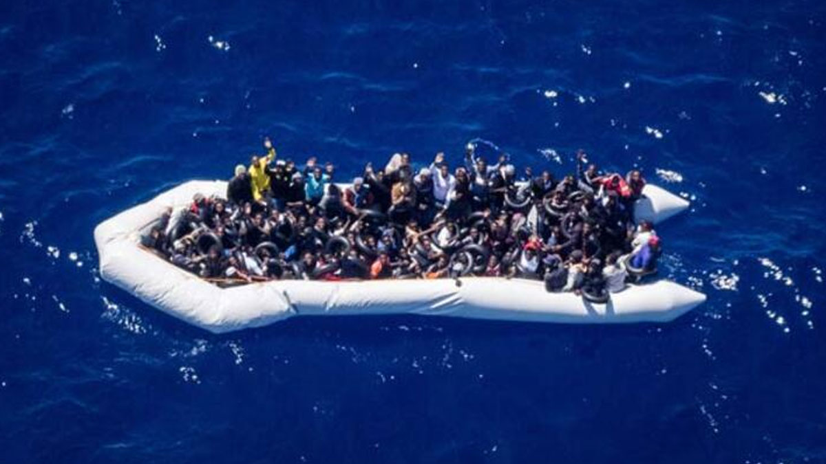 Ayvalık açıklarında lastik botta 40 düzensiz göçmen yakalandı