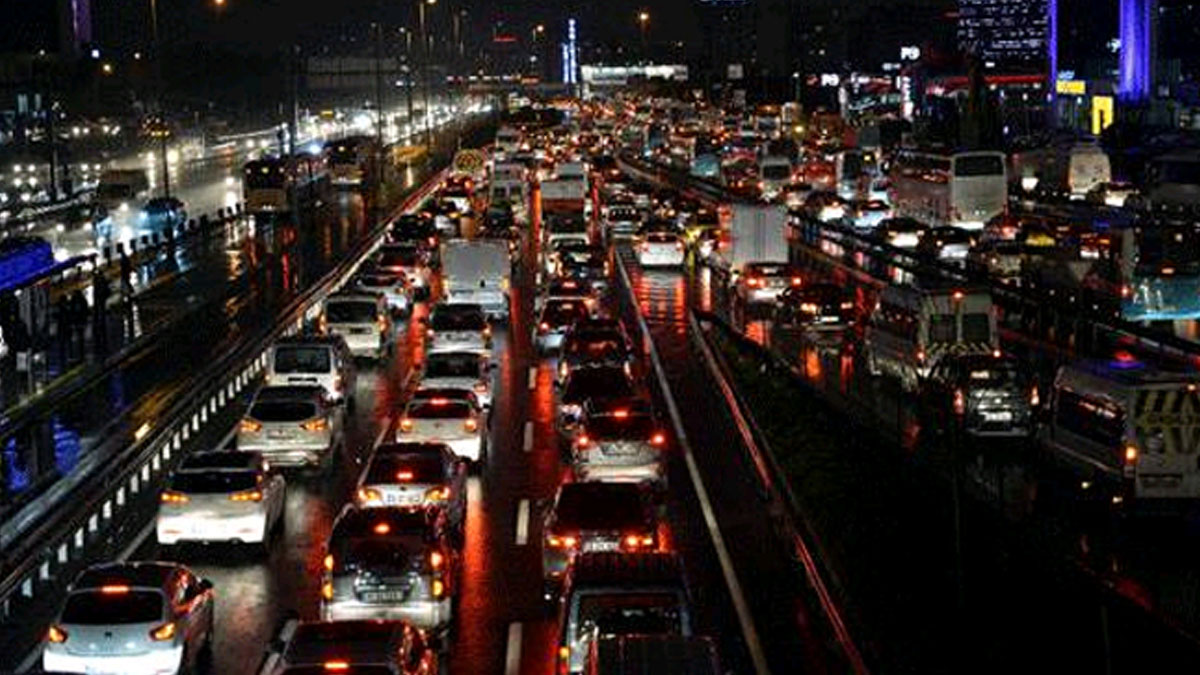 Bir İstanbul masalı: Yağış sonrası trafik felç oldu