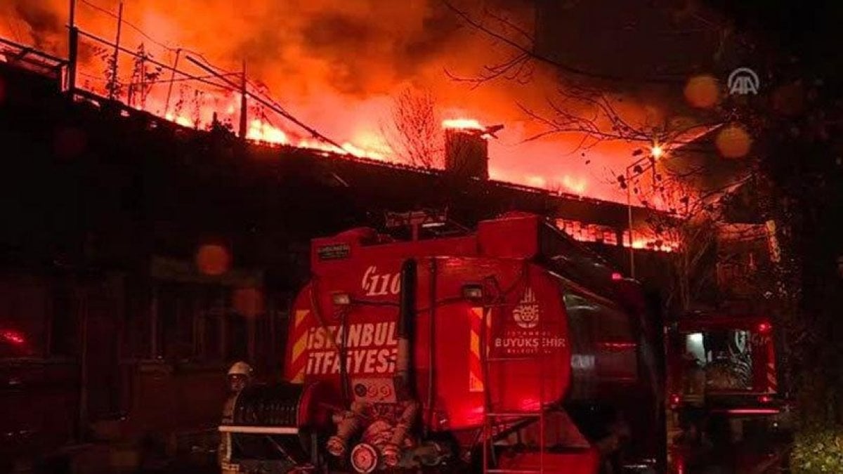 Zeytinburnu’nda iki tekstil fabrikası yandı