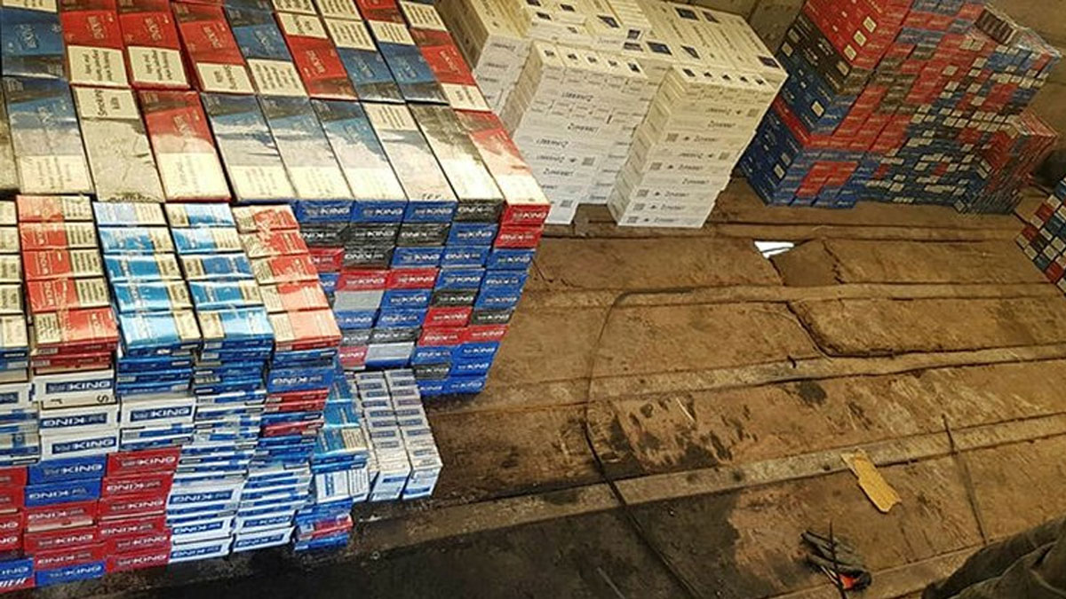 Kamyonet kasasına gizlenmiş 5 bin 995 paket kaçak sigara bulundu