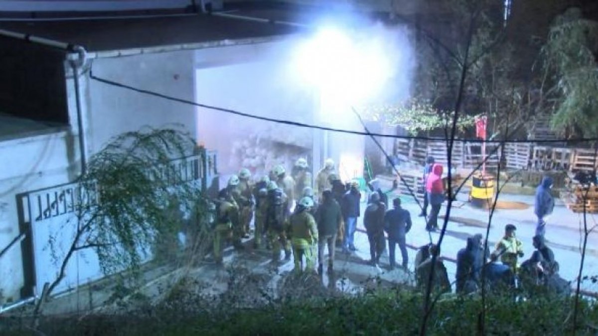 Arnavutköy'de kumaş fabrikasında yangın meydana geldi