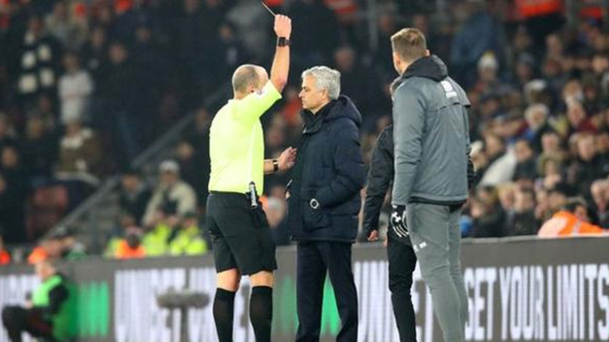Mourinho rakip teknik direktörün notlarına bakarken yakalandı, sarı kart gördü