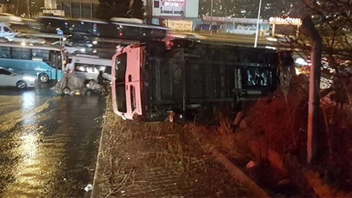 İstanbul'da işçi servisi devrildi: 6 yaralı