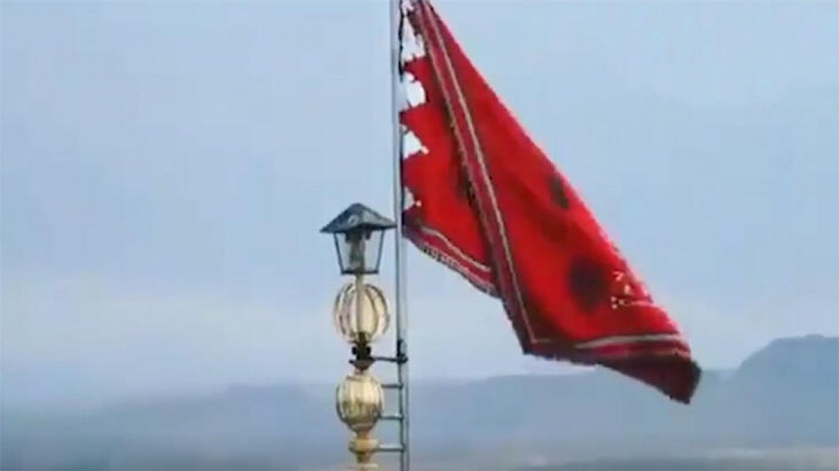 Süleymani'nin cenaze töreninde 'savaş' bayrağı göndere çekildi