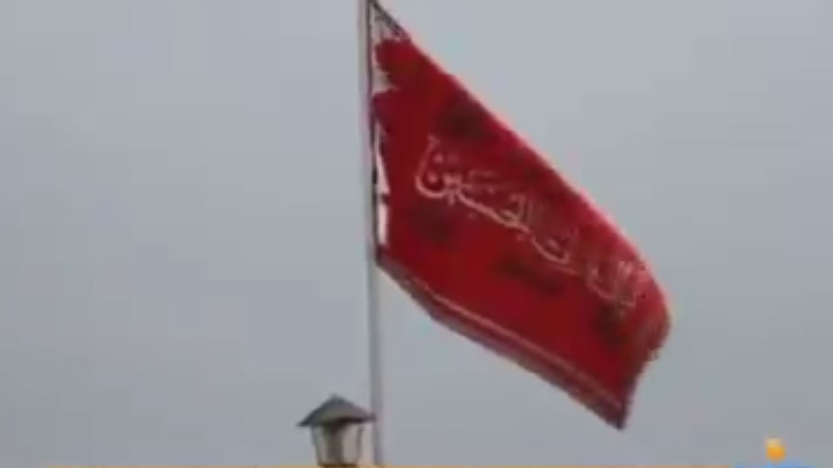 İran'da 'intikam' anlamına gelen 'savaş bayrağı' göndere çekildi