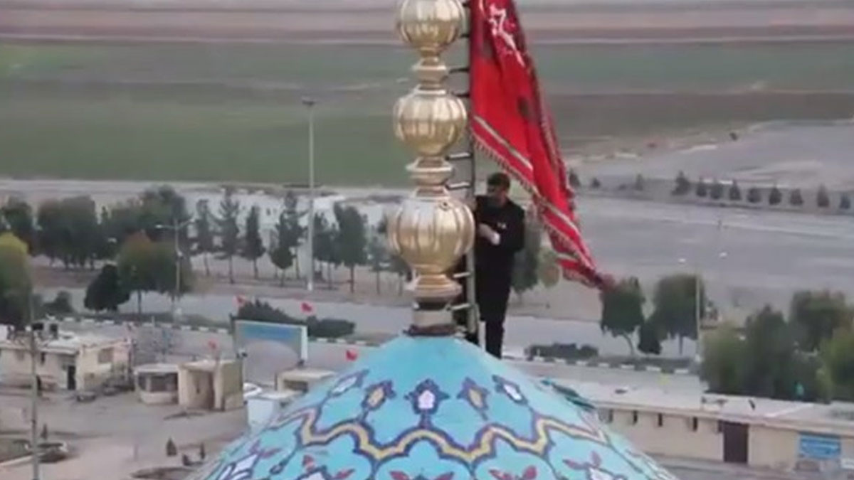 İran 'intikam bayrağı'nı göndere çekti