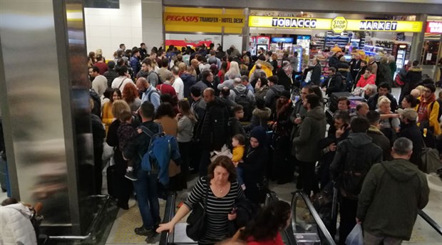 Sabiha Gökçen Havalimanı'nda yolculardan ıslıklı protesto