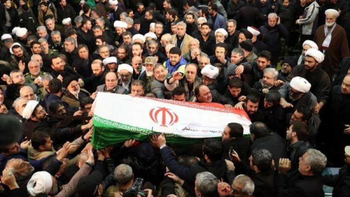İran ABD'yi vurdu, Süleymani defnedildi
