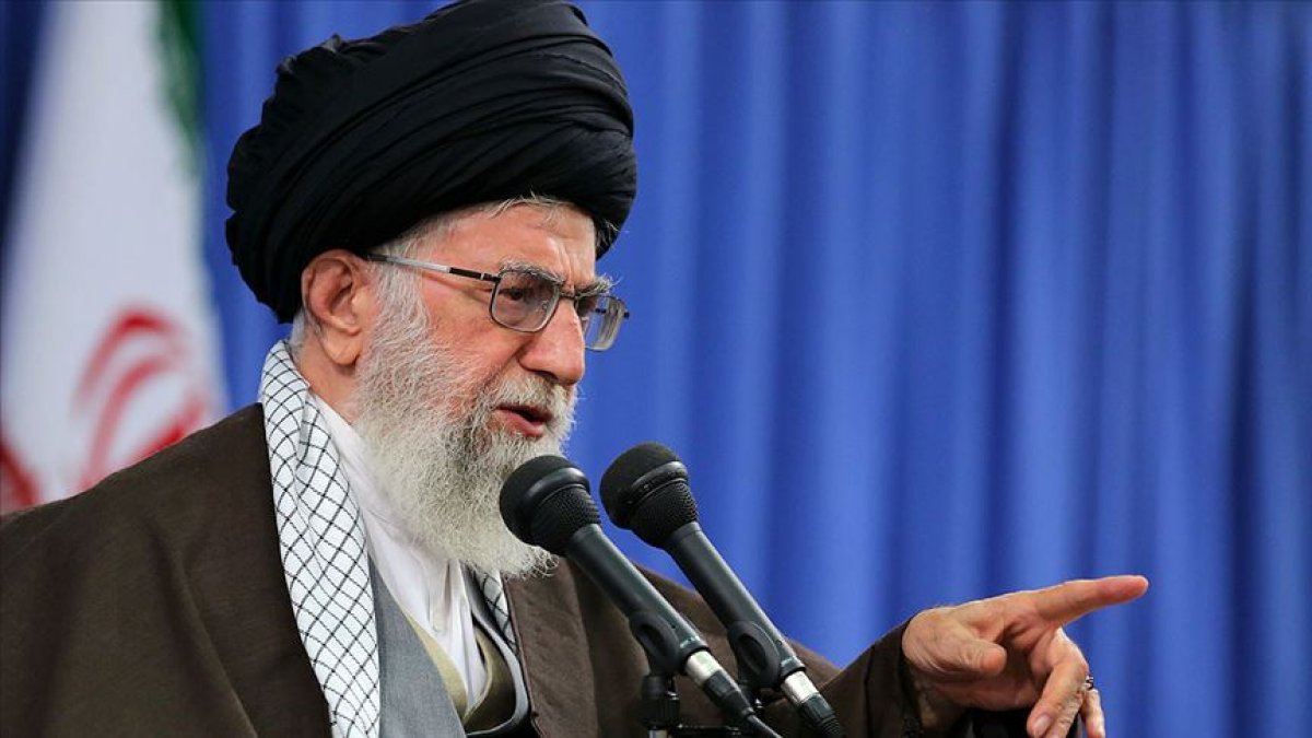 İran'ın dini lideri Hamaney açıklama yapıyor