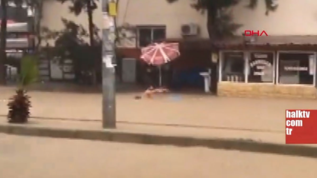 Mersin'de bir yurttaş sokakta leğenle yüzdü