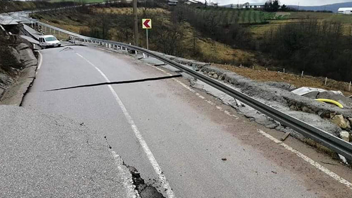 Kocaeli'de aşırı yağışlar nedeniyle yol çöktü