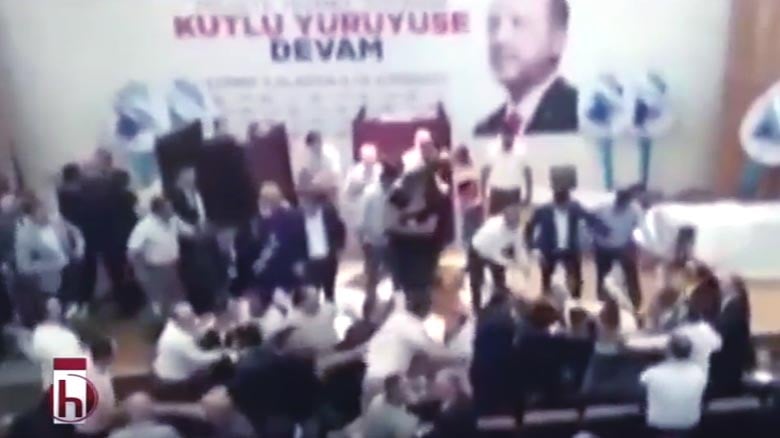 AKP Terme kongresi’nde Dombra eşliğinde kavga