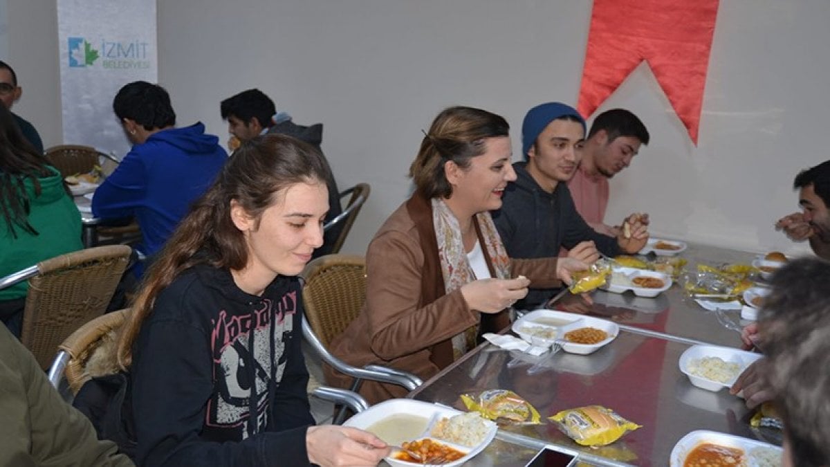 CHP'li İzmit Belediyesi'nden Anne Eli projesi: Öğrencilere ücretsiz yemek