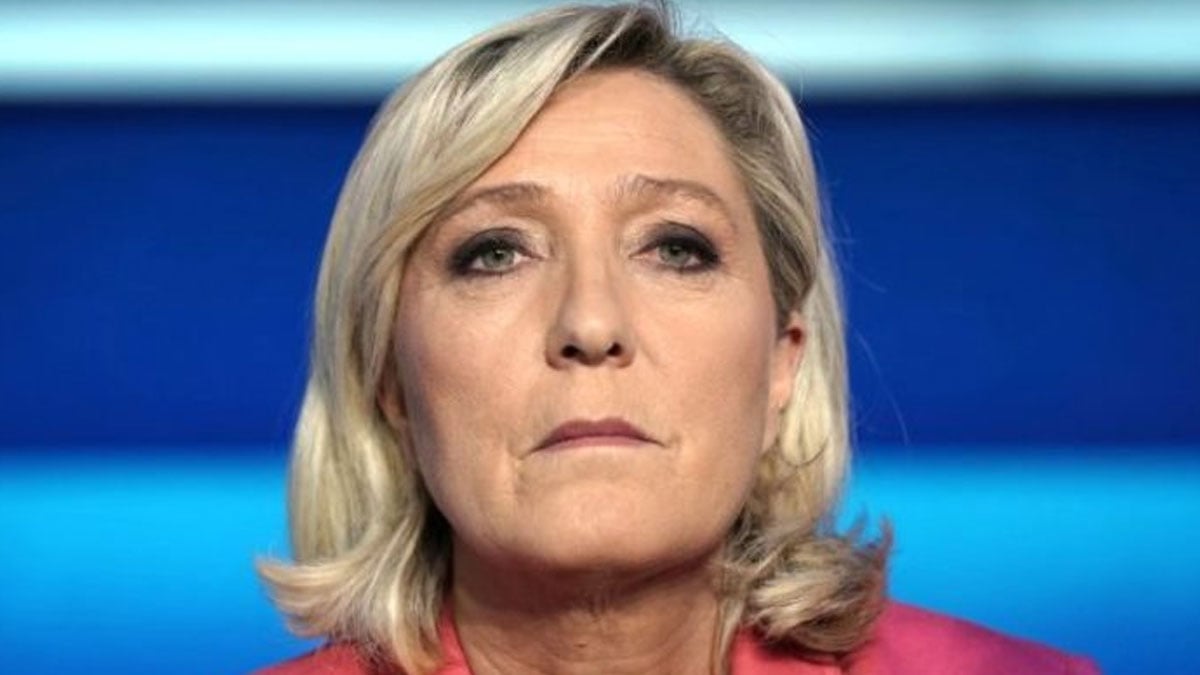 Fransa'da aşırı sağcı Le Pen adaylığını duyurdu