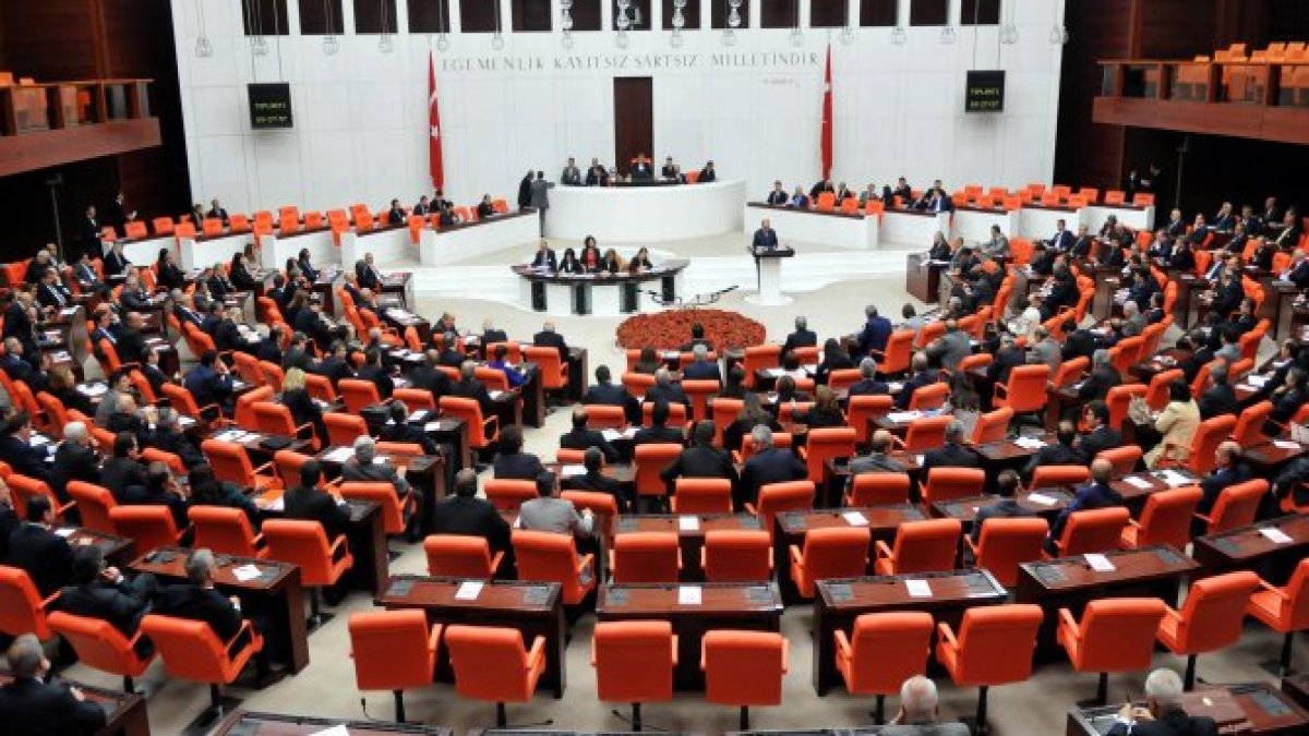AKP ile CHP'li vekillerin tartışması meclisi karıştırdı