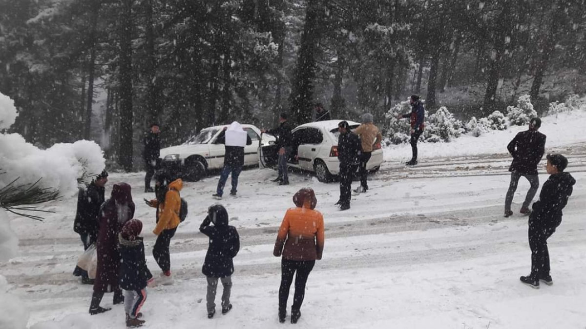 Tatilciler dönüş yolunda karda mahsur kaldı