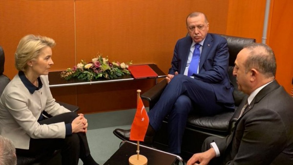 Erdoğan'ın oturuşu yandaş yazarları ikiye böldü