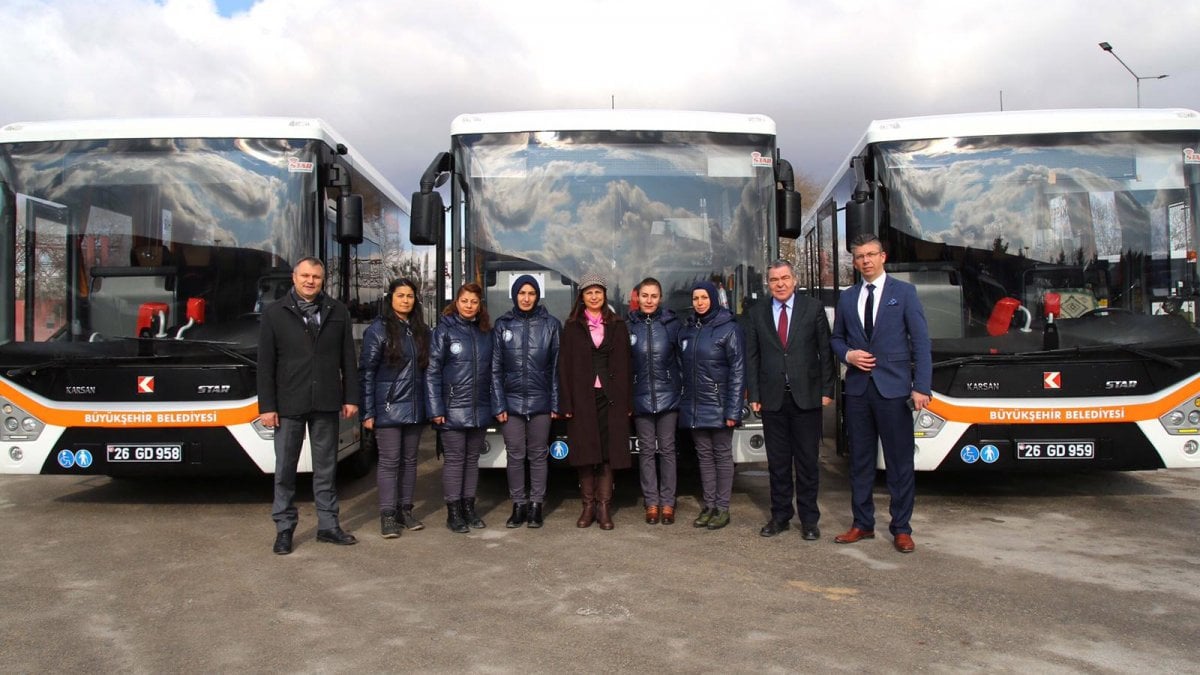 Eskişehir’in ilk kadın otobüs şoförleri direksiyona geçti