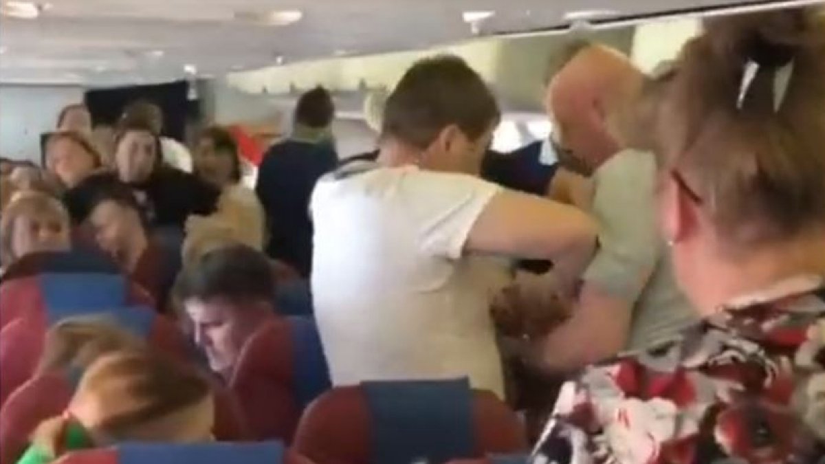 Uçakta olay çıkaran yolcuyu bantladılar