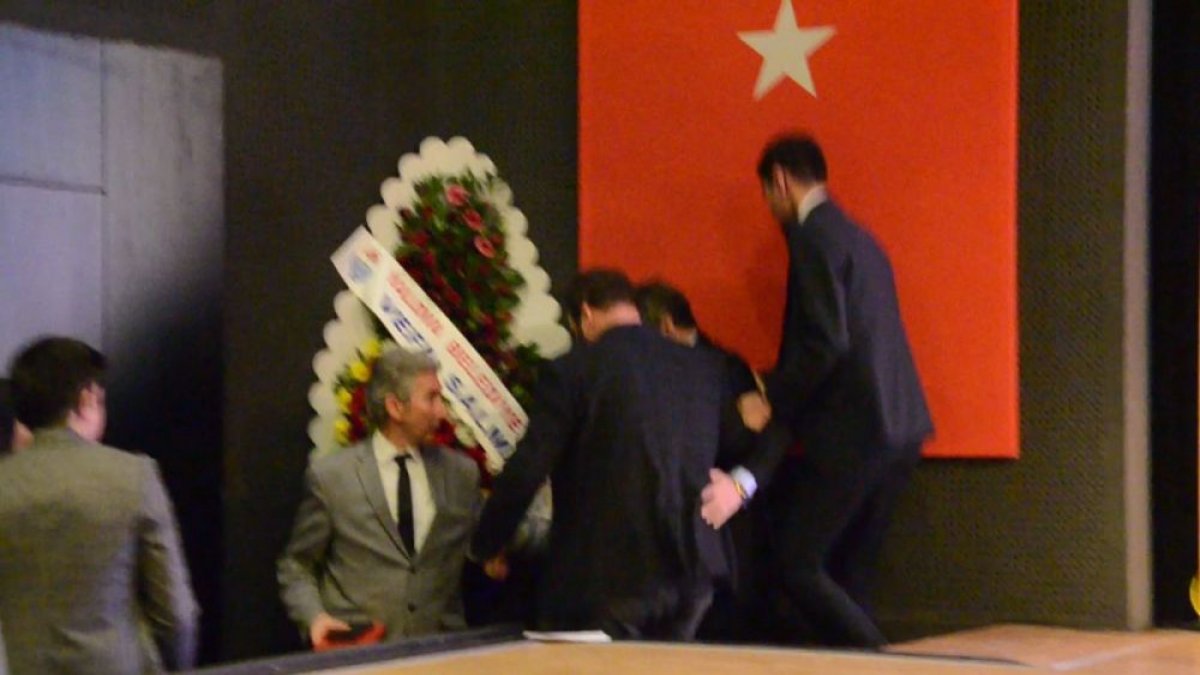 Göç İdaresi İletişim Dairesi Başkanı Kadıoğlu, kürsüde kalp krizi geçirdi