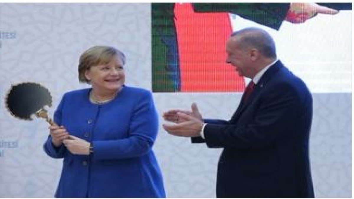Erdoğan'dan Merkel'e hediye: Sırçalı saray aynası ve miğfer