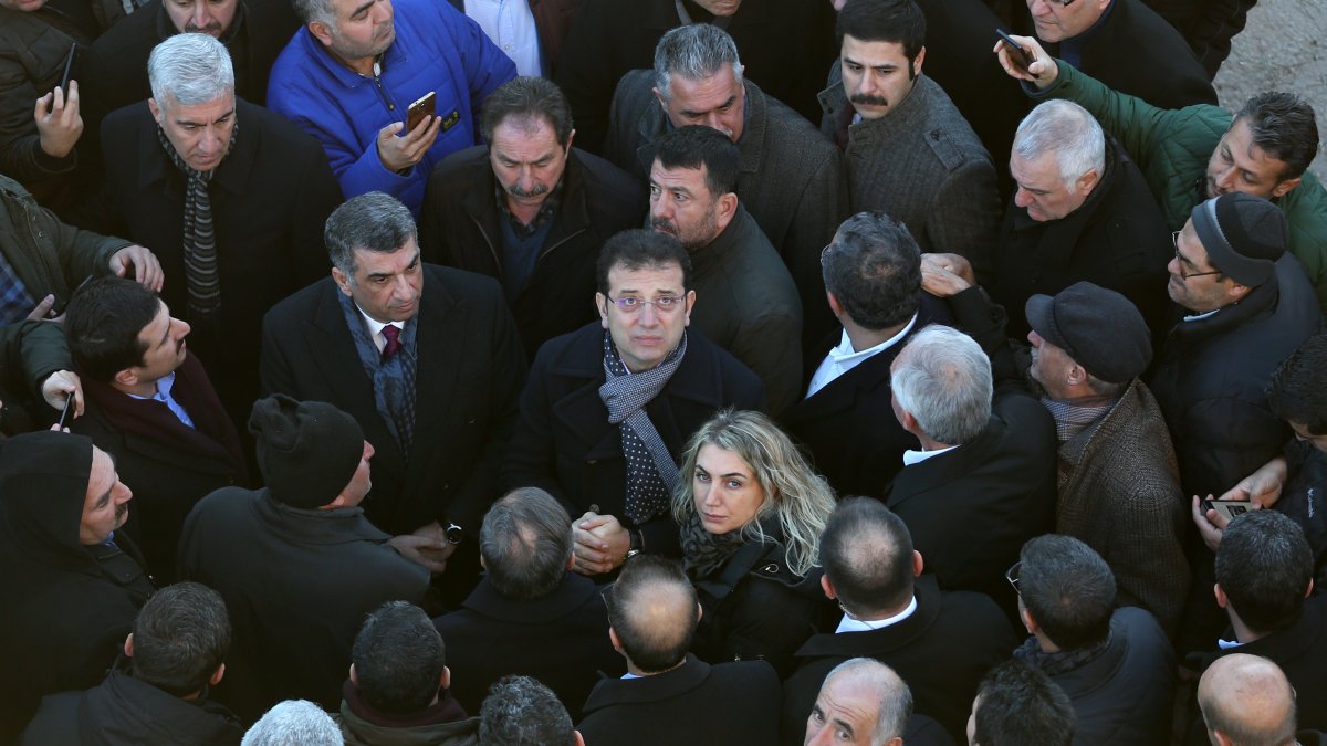 Ekrem İmamoğlu Elazığ'da enkaz bölgesinde