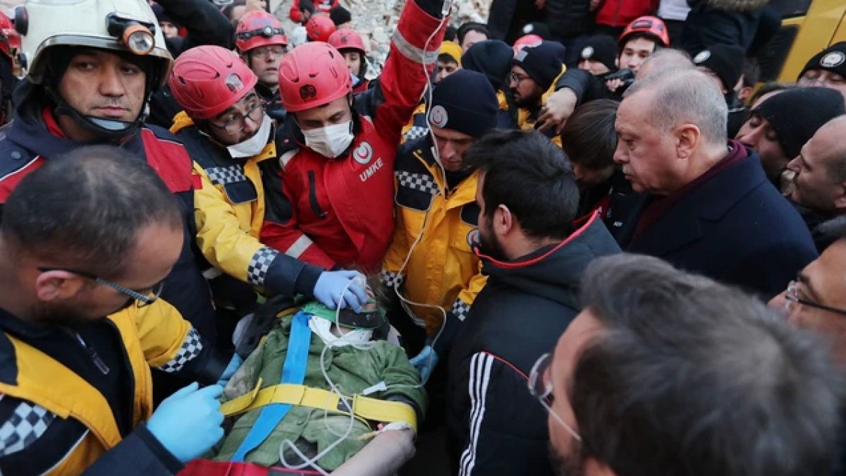 AFAD Başkanı Güllüoğlu 'yaralı depremzede bekletildi' iddialarına yanıt verdi