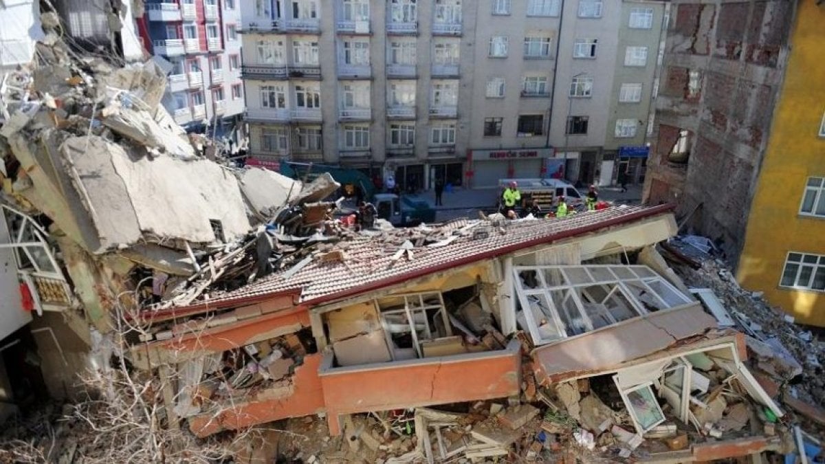 Elazığ'da enkaz altında kalan iki kişinin ölümünden emin olunduktan sonra bina yıkımı gerçekleşti