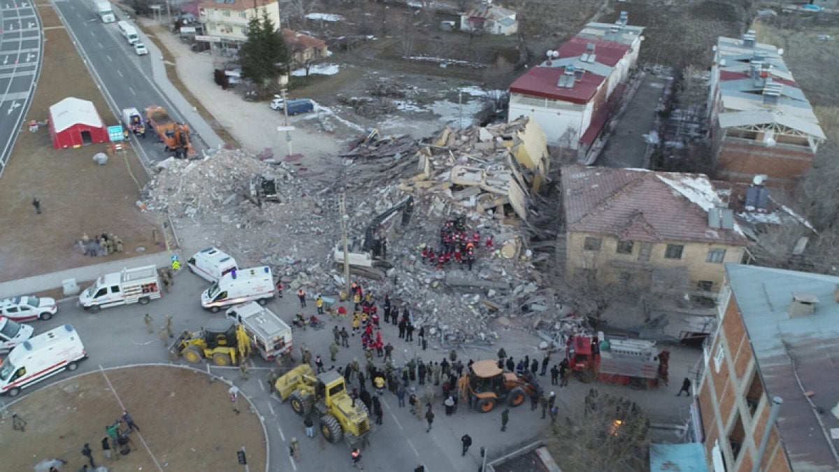 Eski belediye başkanından depremde çöken Mavi Göl apartmanı itirafı