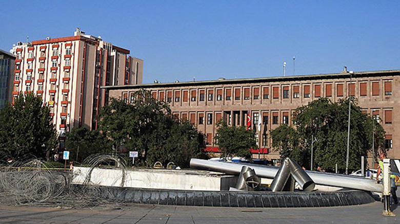 TBMM önündeki Atatürk Meydanı "çevre düzenlemesi" bahanesiyle yıkıldı