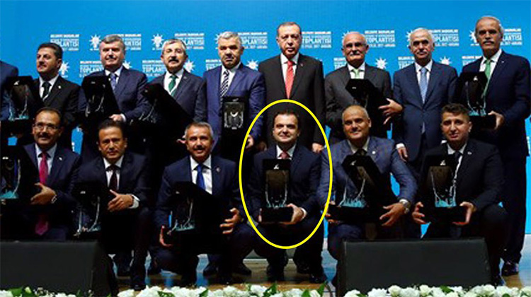 FETÖ'den yargılanan belediye başkanı Erdoğan'ın elinden ödül aldı