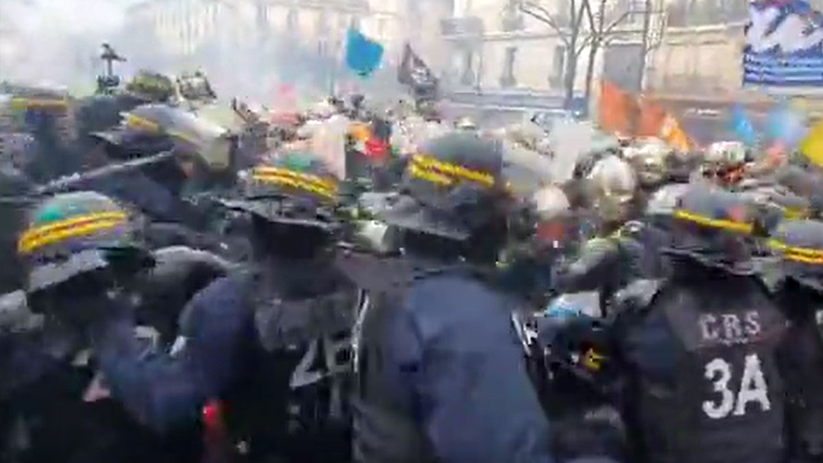 Paris'te itfaiyeciler polis barikatını zorladı