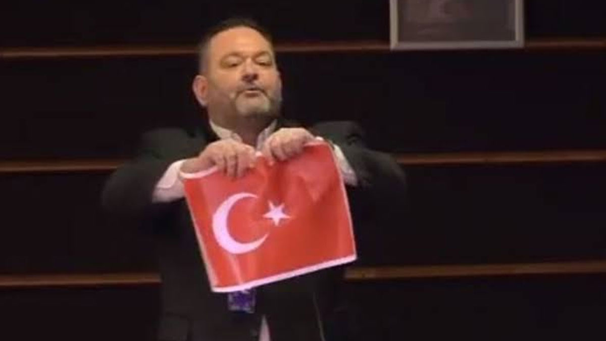 AP'den Türk bayrağını yırtan ırkçı vekile 'komik' ceza