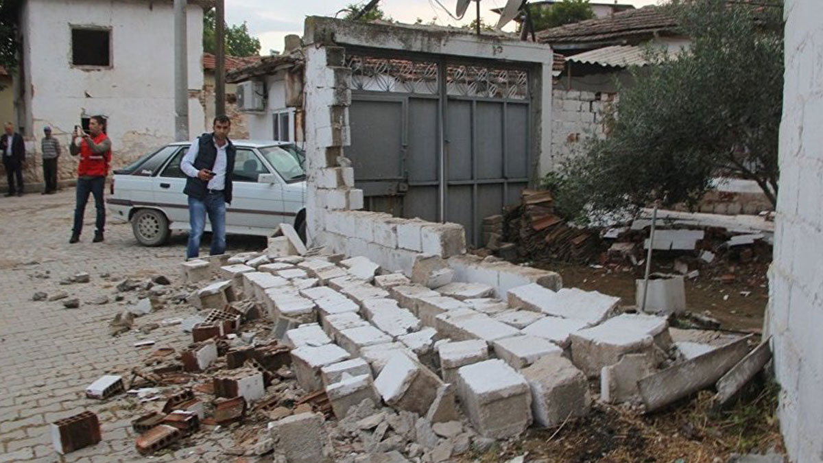 Manisa'da depremlerin etkili olduğu ilçelerde yarıyıl tatili uzatıldı