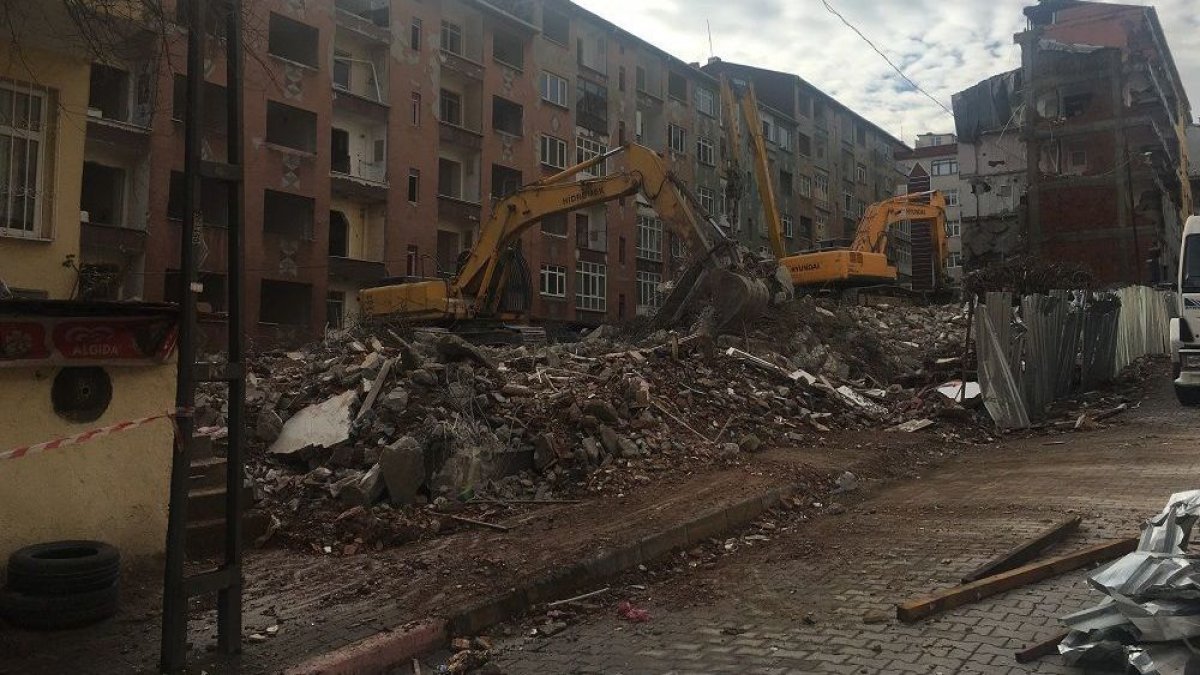 Bağcılar'da riskli olduğu için mühürlenen binaların yıkımına başlandı