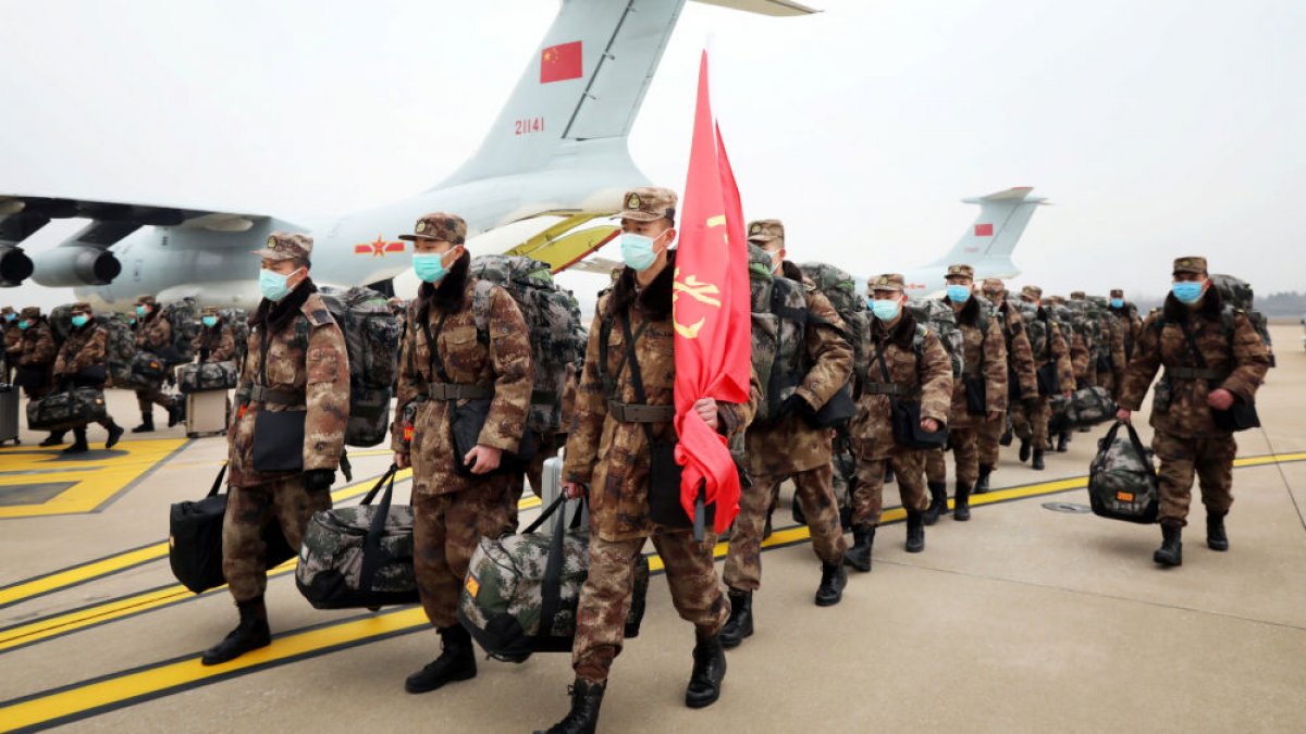 Çin'de salgının başladığı Vuhan'a askeri sağlık personeli sevk edildi