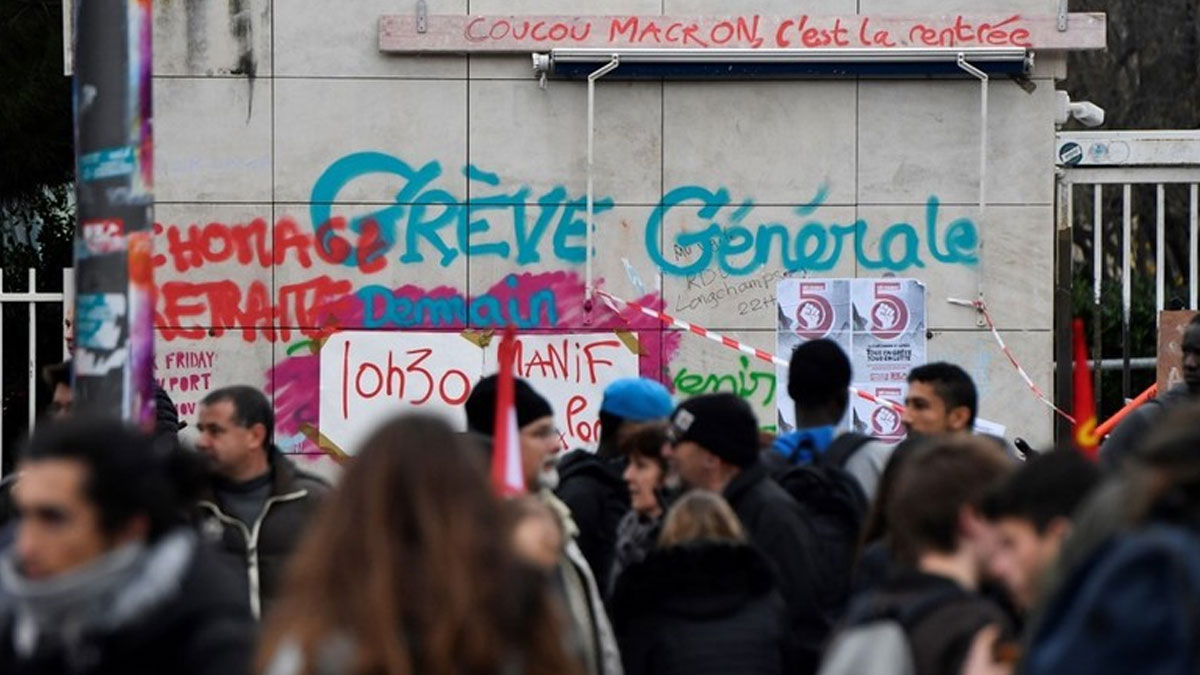 Fransa'da avukatlardan emeklilik reformu protestosu