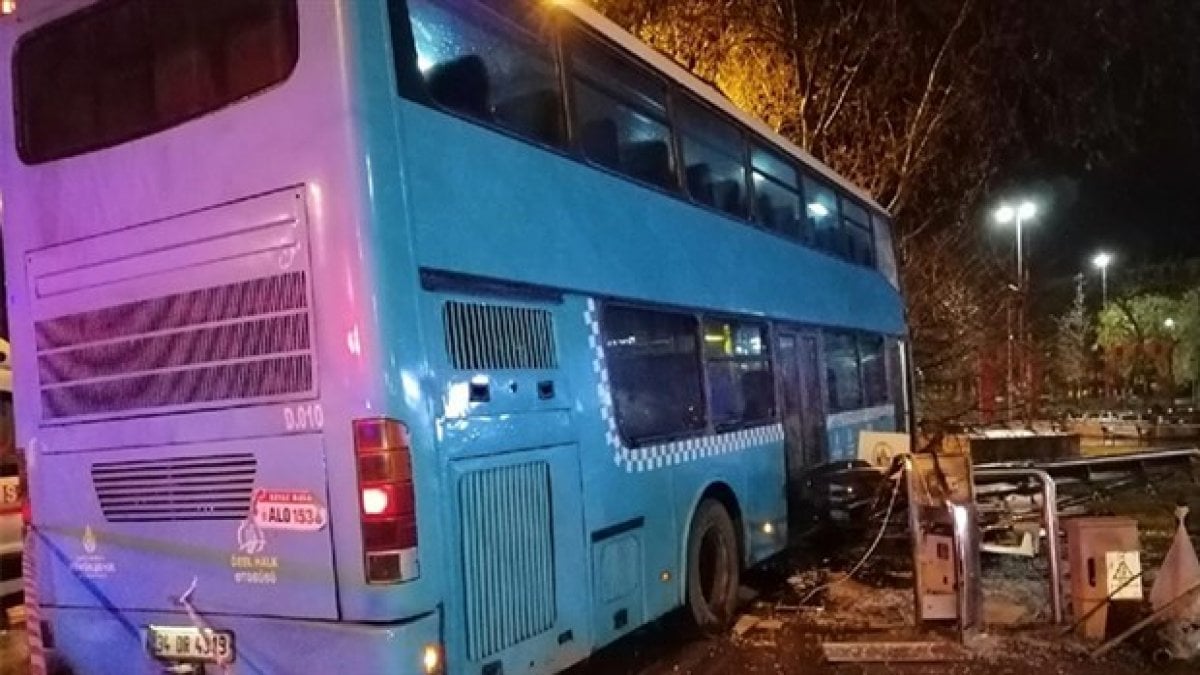 Kartal'da halk otobüsü durağa daldı: 3'ü ağır 5 yaralı
