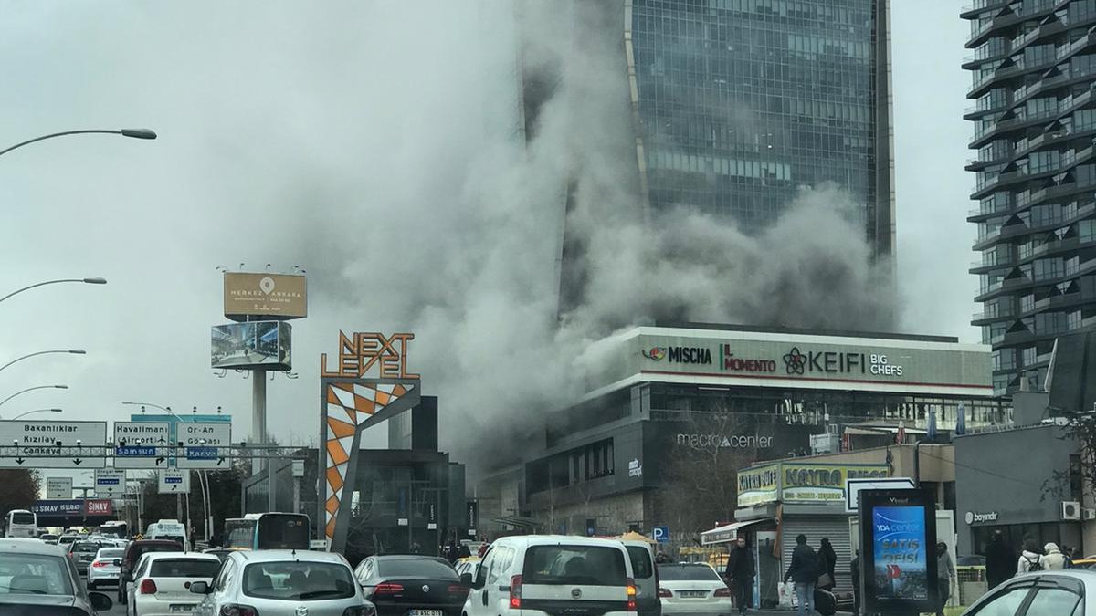 Ankara'da AVM'de yangın paniği