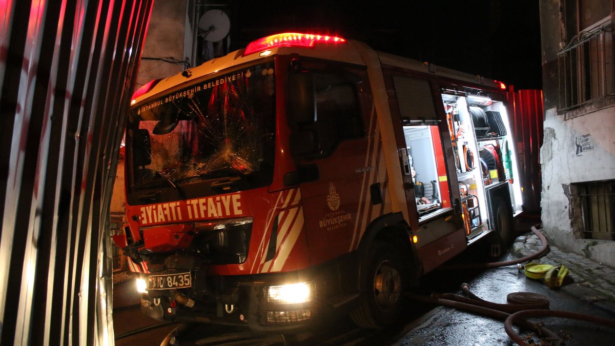 Beyoğlu'nda yangına müdahalede kayan itfaiye aracı 3 kişiyi ezdi