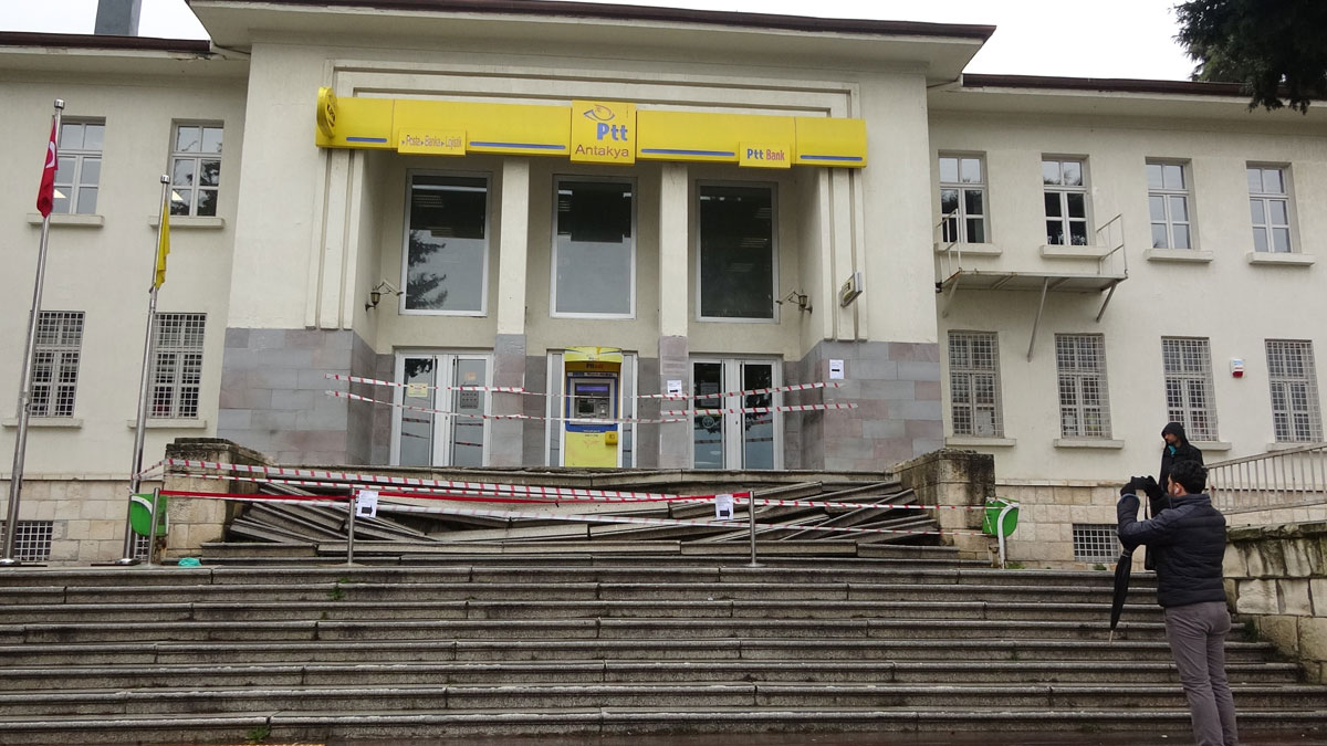 PTT şubesi olarak kullanılan tarihi binanın merdivenleri çöktü