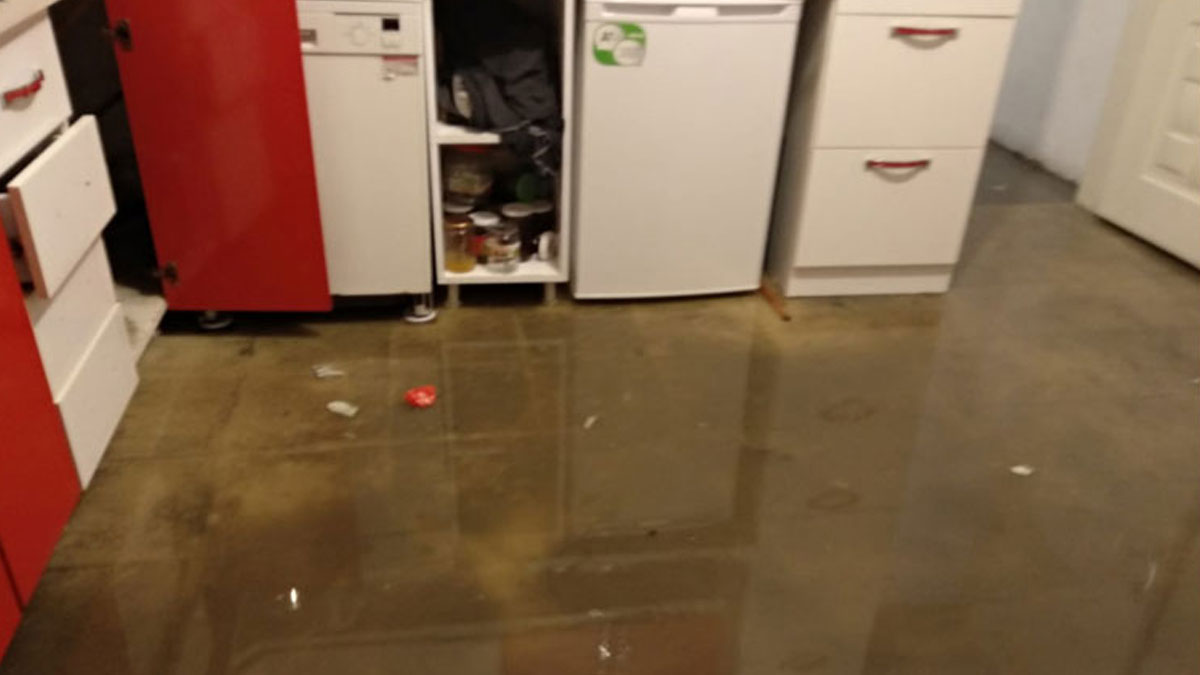 İstanbul'da şiddetli yağmur: Esenler'de evleri su bastı
