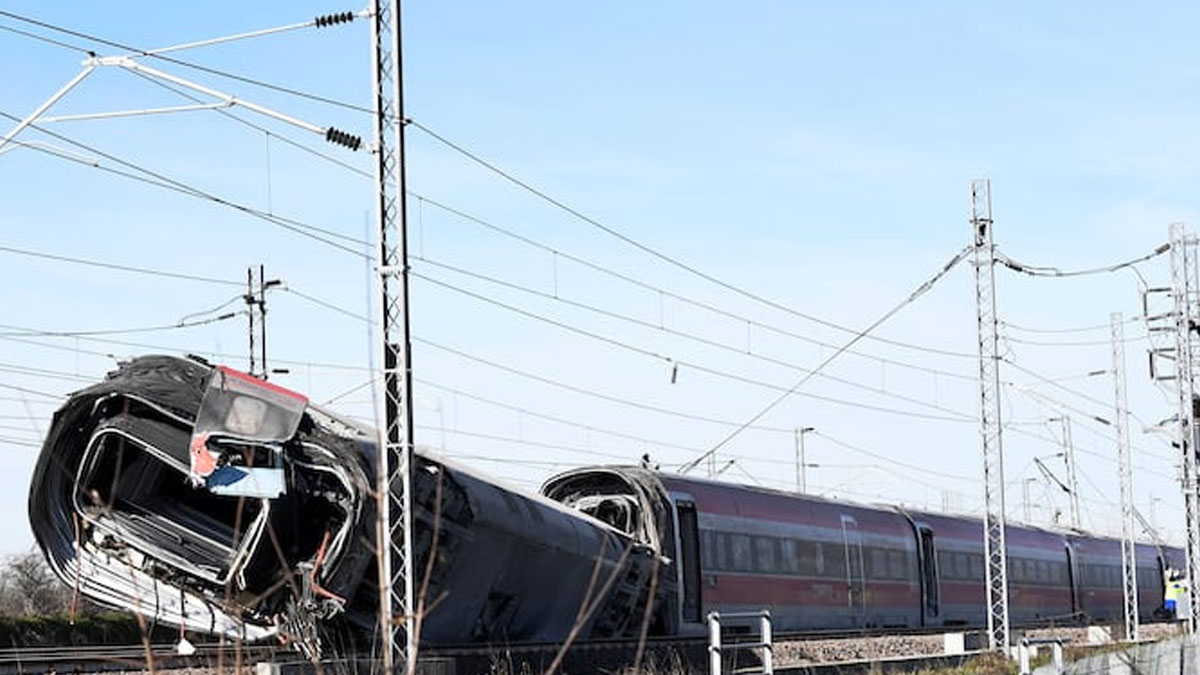 İtalya'da hızlı tren raydan çıktı: İki kişi hayatını kaybetti
