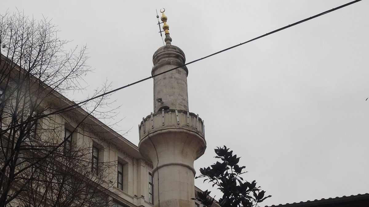 İstiklal Caddesi'ndeki caminin alemi sallandı, zabıta harekete geçti