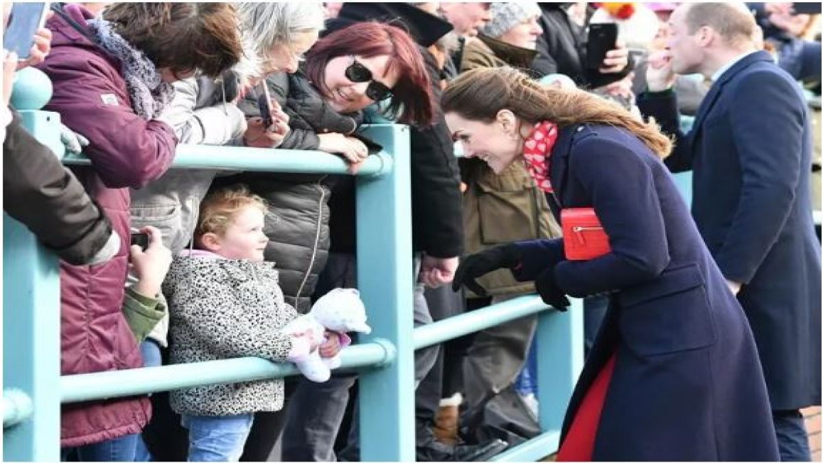 Düşes Kate Middleton 3 yaşındaki Annabel'den özür diledi