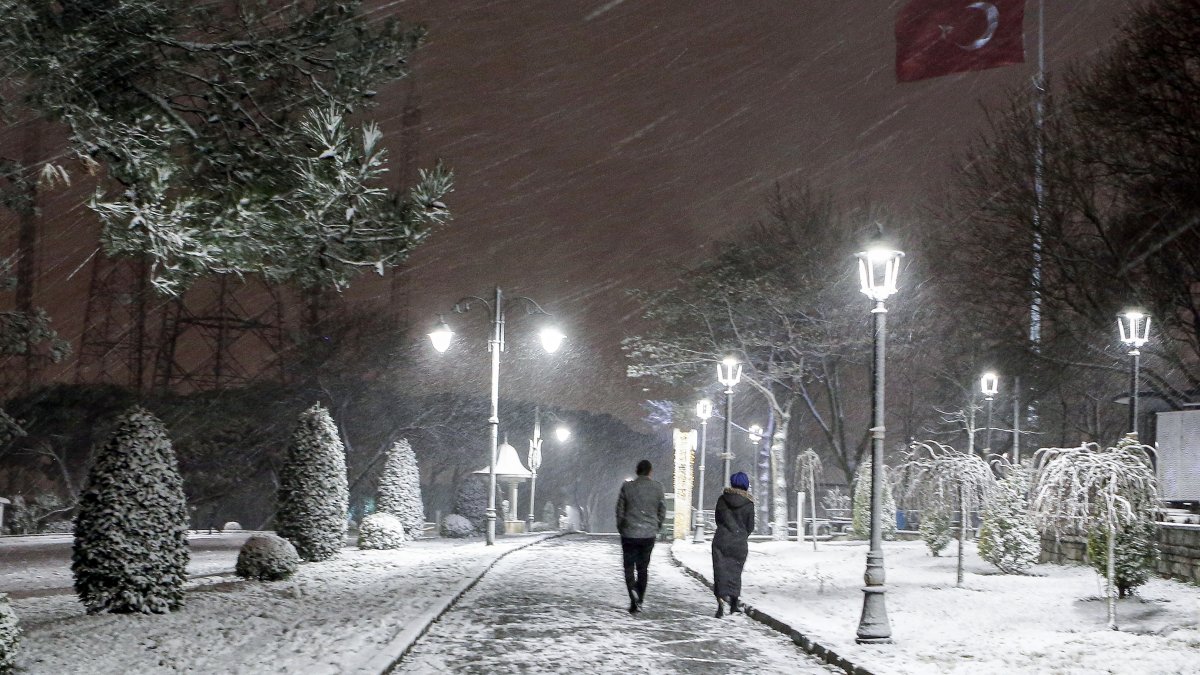 Kar yağışı başladı: İstanbul beyaza büründü
