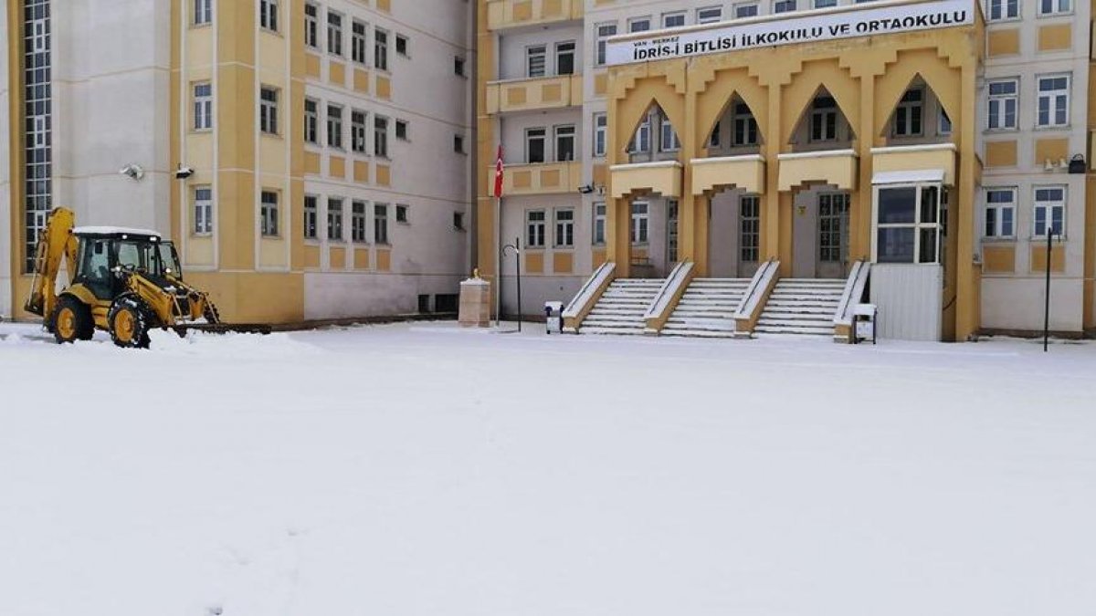Van'da okullara kar tatili