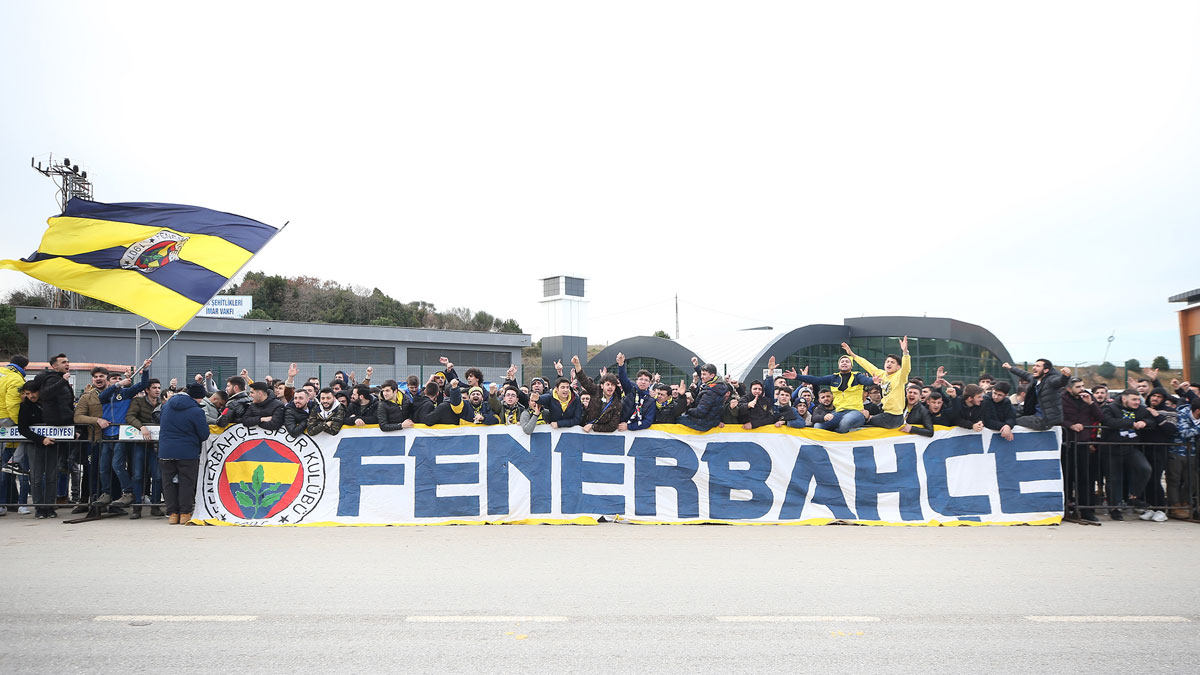 Fenerbahçe taraftarları TFF'ye yürüdü: "Fenerbahçe düşmanlarını yeneceğiz"