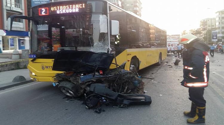 Kadıköy'de belediye otobüsü ile otomobil çarpıştı: Ölü ve yaralılar var